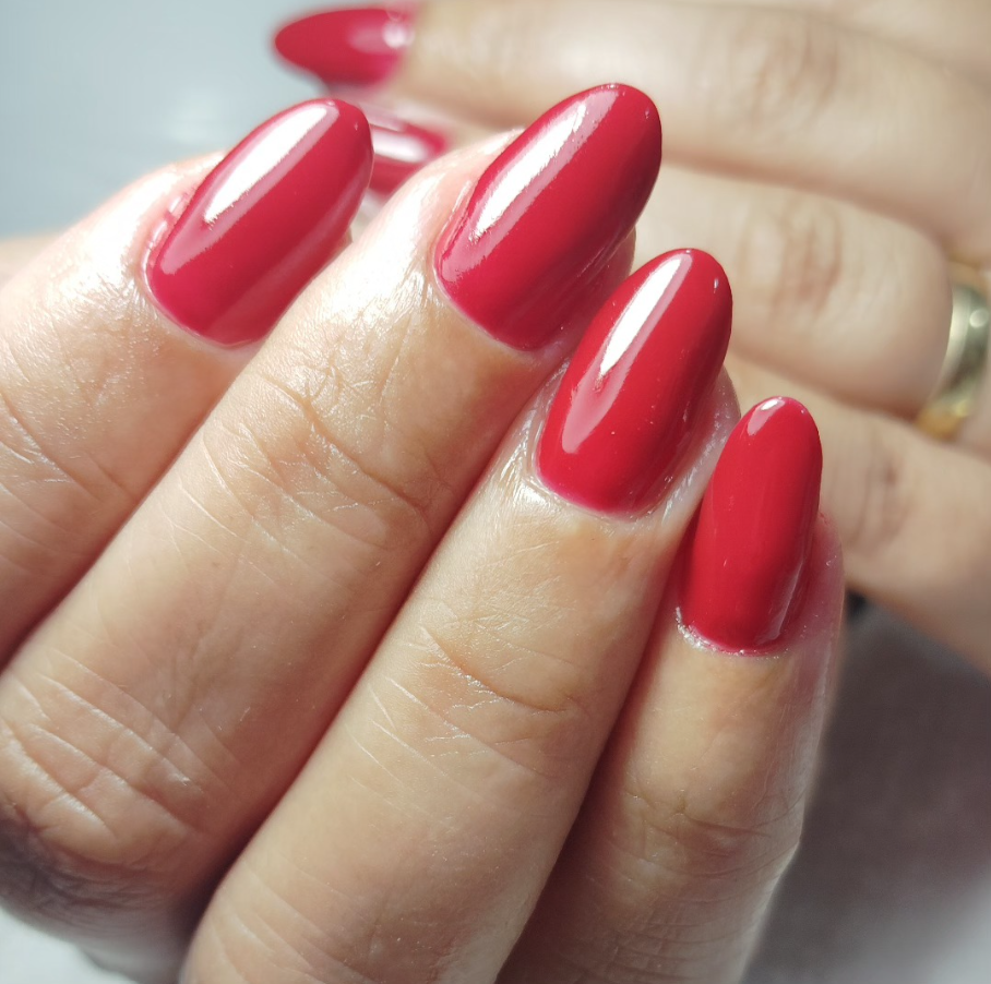Manicure em vermelho clássico