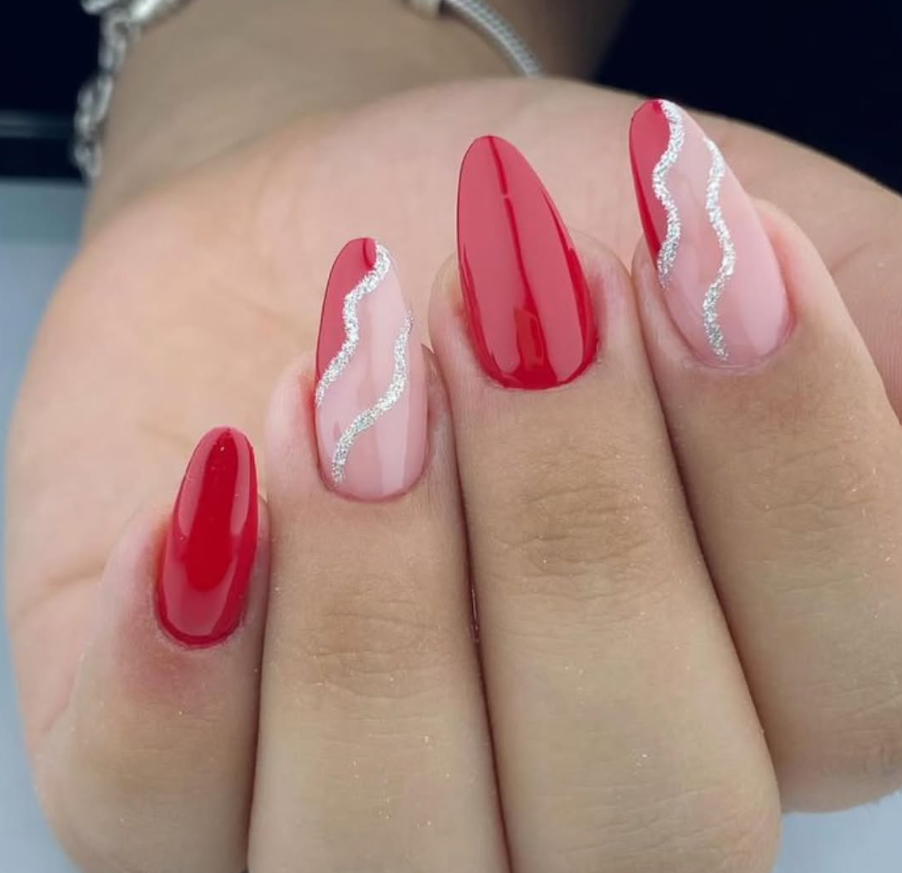 Nail art vermelha com ondas prata